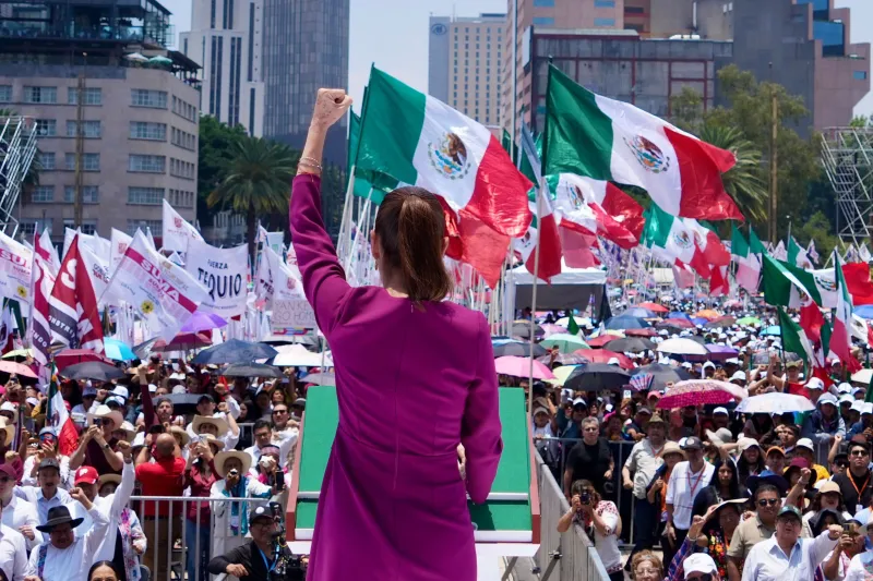En la imagen, la presidenta Claudia Sheinbaum durante una celebración masiva por su triunfo electoral.