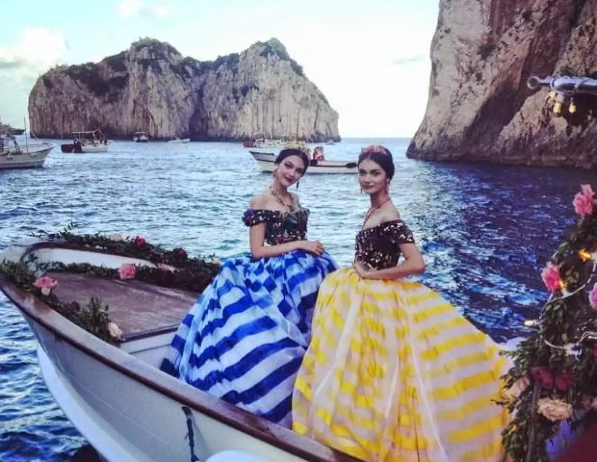 Las modelos llegaron en unos barquitos.