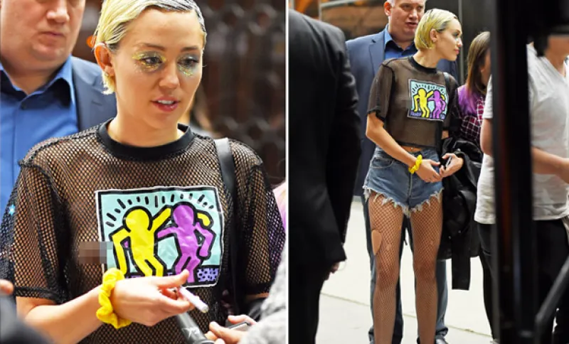 Si bien los looks de la cantante son bastante excéntricos e irreverentes, es en la celebración del cumpleaños de su madre donde más llama la atención y deja en shock a sus fans.