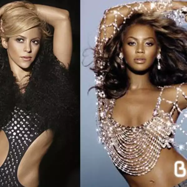 Hasta en la forma de posar para las cámaras son similares: las mismas poses y el mismo estilo sexy.