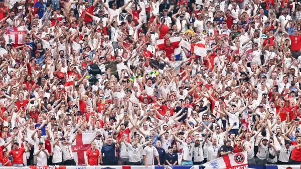 Los fanáticos de Inglaterra celebran la victoria del equipo por 2-1 en el partido de rondas de 32 de la Copa Mundial de la FIFA 2026 entre Inglaterra y Congo DR en el Estadio de Atlanta el 1 de julio de 2026 en Atlanta, Georgia.