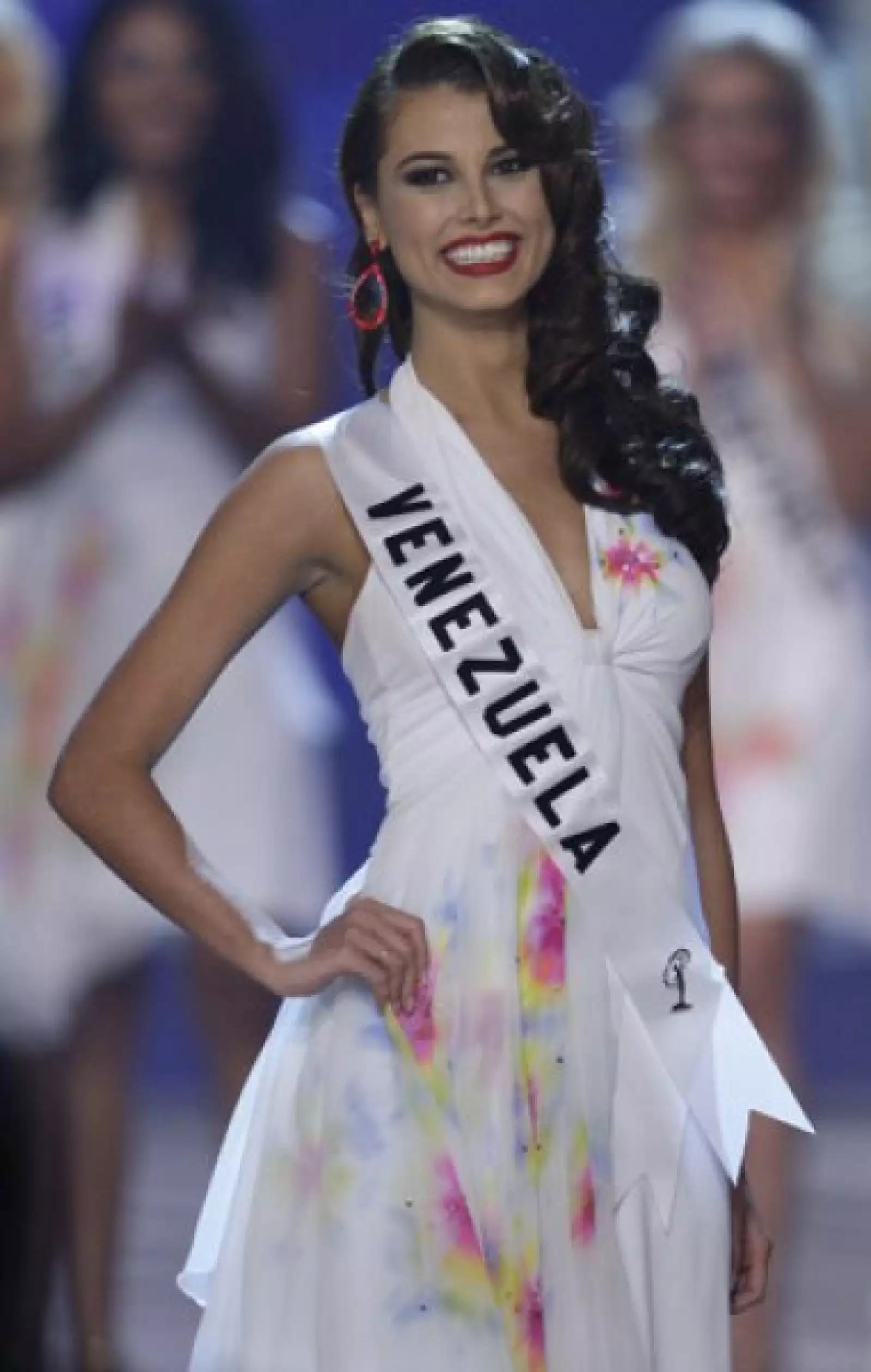 Stefanía Fernández, de Venezuela, fue elegida para responder en el cuarto puesto.