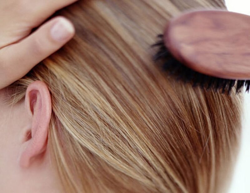 Trata de cepillar tu pelo con un cepillo de cerdas naturales por lo menos tres veces al día.