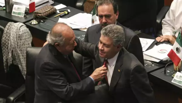 Los senadores aprobaron por la madrugada la reforma energética, que entre sus puntos plantea dejar fuera del Consejo de Administración de Pemex al sindicato petrolero liderado por Carlos Romero Deschamps (i).