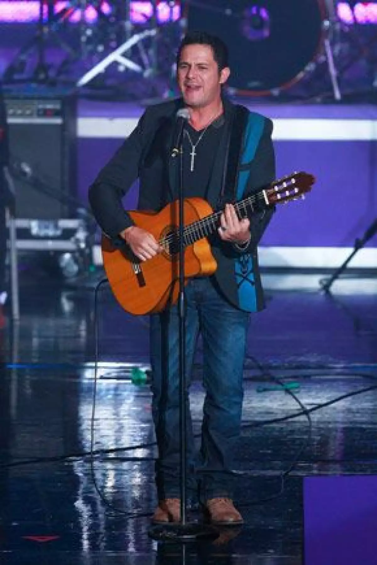 El cantante español asegura que está tranquilo y prepara un nuevo disco que saldría en otoño bajo la producción del puertorriqueño Tommy Torres.