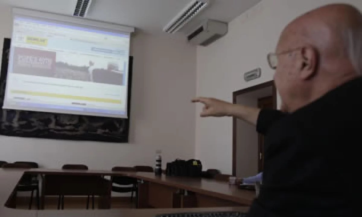 Monseñor Claudio María Celli muestra a periodistas el nuevo espacio de comunicación de la Santa Sede en una conferencia de prensa. (Foto: AP)