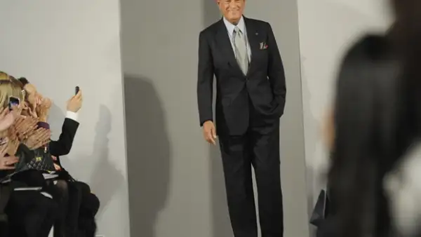 El actor acudió al desfile de Oscar de la Renta durante la Semana de la Moda en la Gran Manzana y por supuesto que estuvo acompañado de su novia.