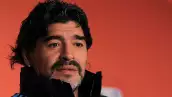 Foto de Diego Armando Maradona en 2010 con aretes, barba y cabello largo.