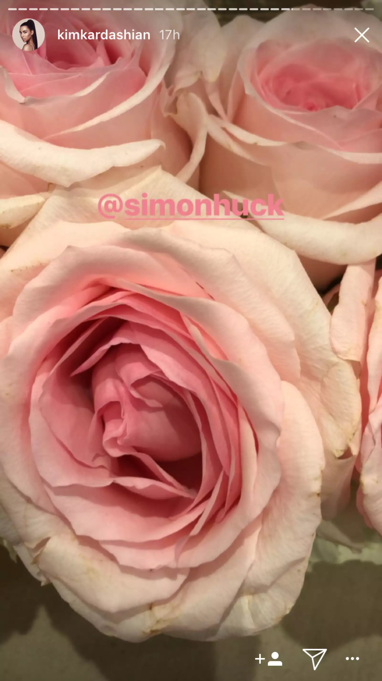 Kim Kardashian recibió decenas de flores por su cumple 37