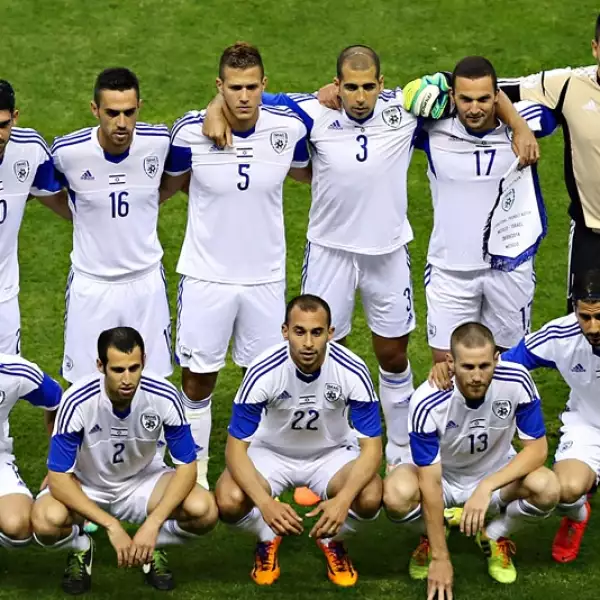 Los jugadores de Israel en la clásica foto del cuadro inicial del partido