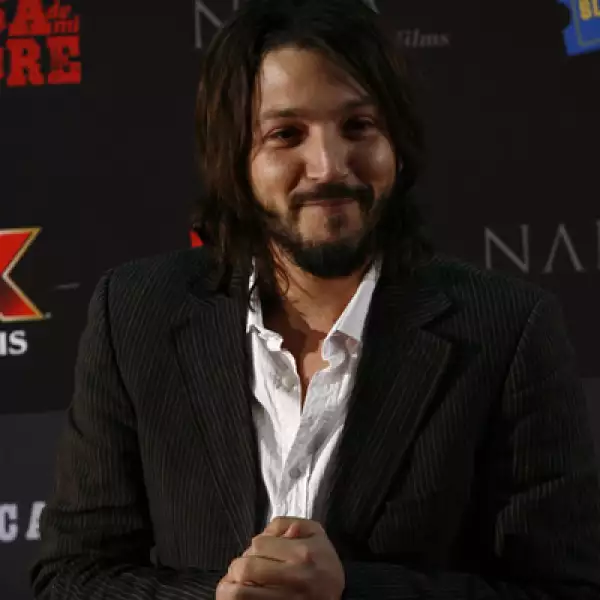 Diego Luna llegó sin Camila Sodi, su esposa.