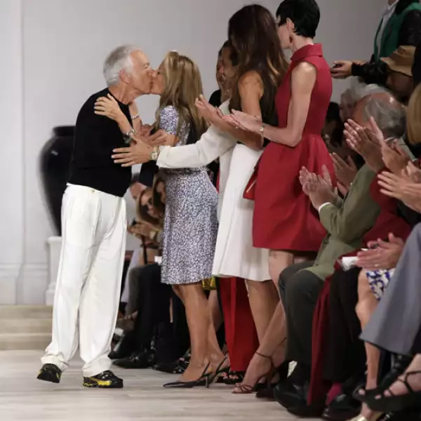 Ralph Lauren dio un beso a su esposa Ricki.