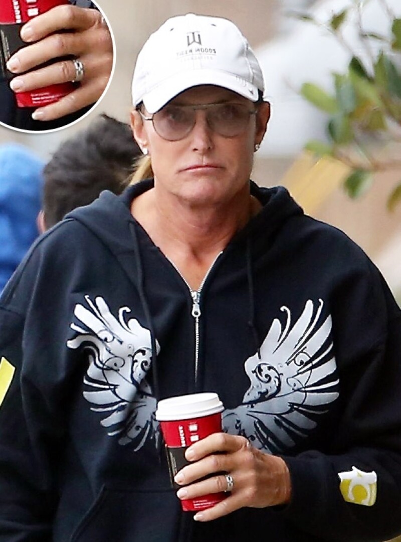 Bruce salió por un café y fue captado con un look cuestionable.