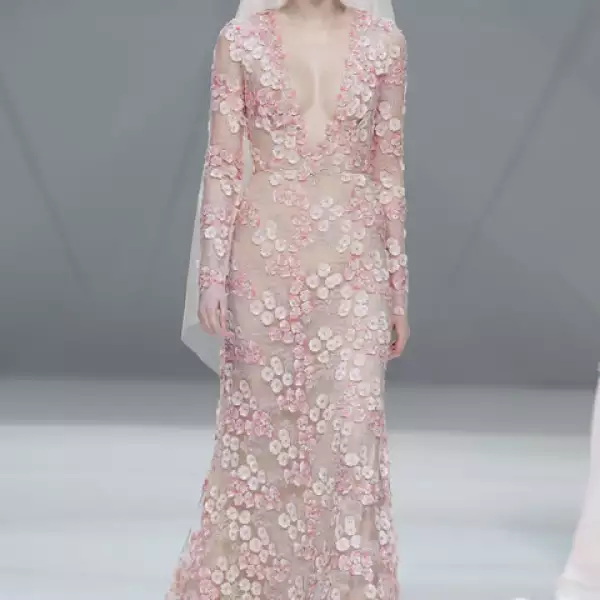 Vestido con encaje floral de manga larga y espalda descubierta.