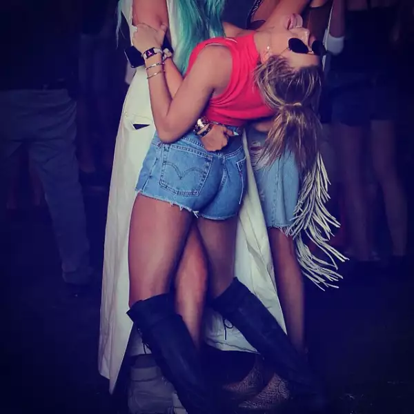 Asimismo Hailey publicó fotografías en las que es sostenida por Kylie durante su hot dance.