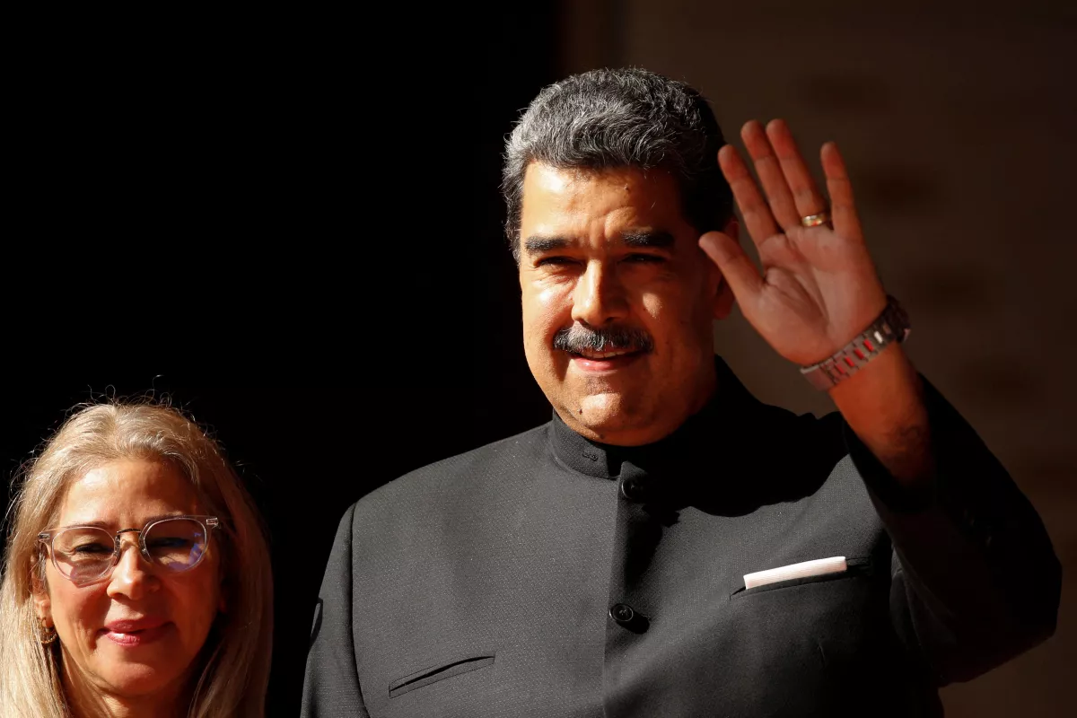 El presidente de Venezuela, Nicolás Maduro, saluda junto a su esposa Cilia Flores después de reunirse con el ministro de Relaciones Exteriores de Rusia, Sergei Lavrov, en Caracas, Venezuela, el 20 de febrero de 2024.