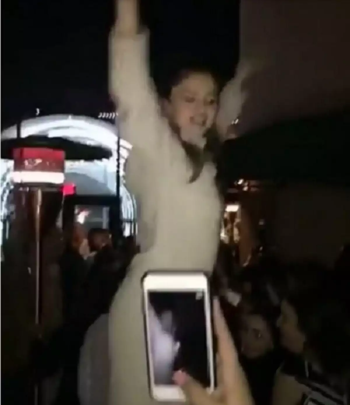 Tequila, amigos y música de Rihanna fue la conjugación perfecta para que la cantante demostrara sus habilidades para bailar sobre la barra.