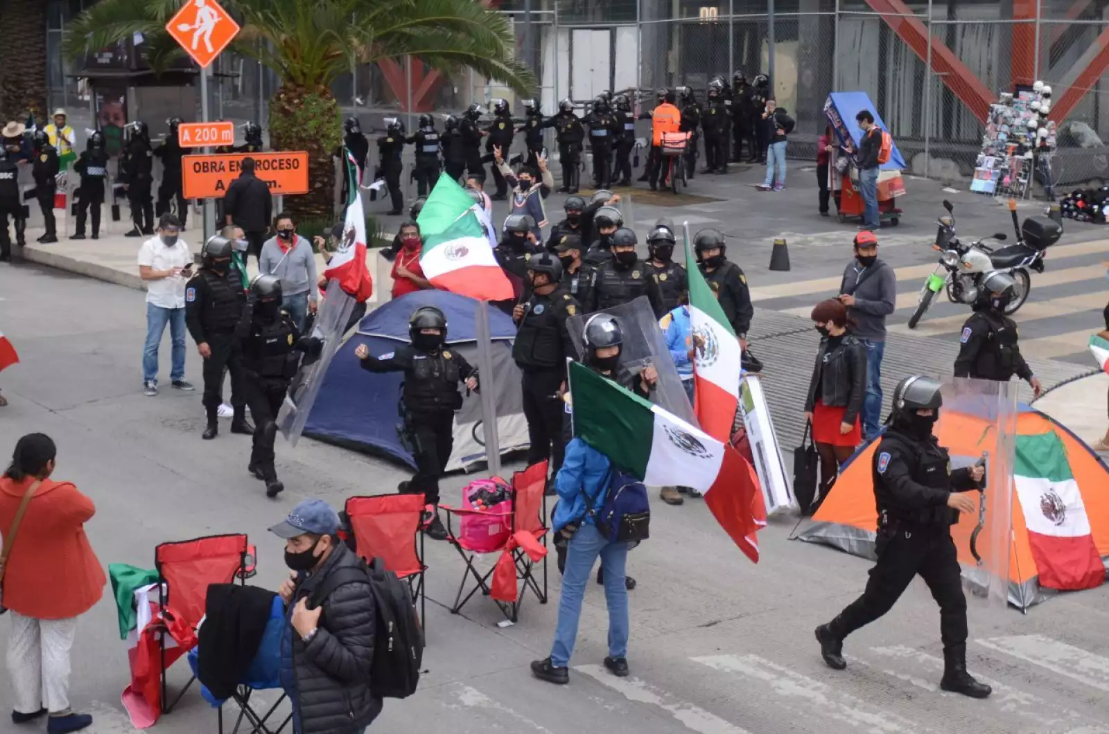 Miembros del Frente Nacional Anti-AMLO (FRENA) instalaron un plantón sobre avenida Juárez, como forma de protesta para exigir la renuncia de Andrés Manuel López Obrador, presidente de México. Al lugar llegaron elementos de la Secretaría de Seguridad Ciudadana (SSC) para impedir el ingreso al Zócalo capitalino.