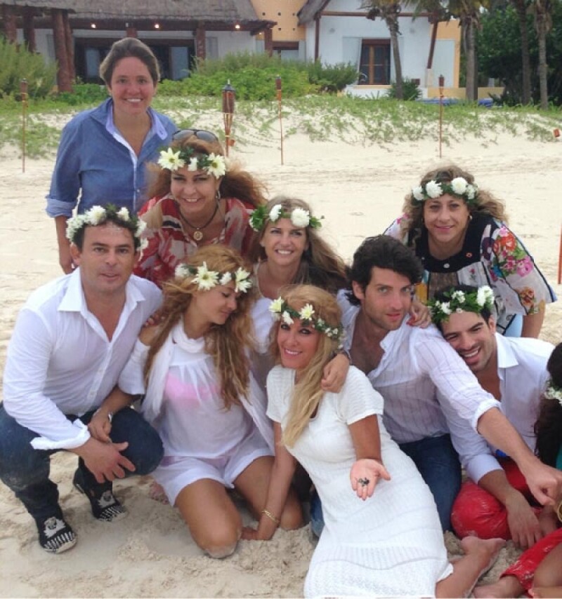 Paulina y sus amigos lucieron prendas blancas y coronas de flores para la celebración.