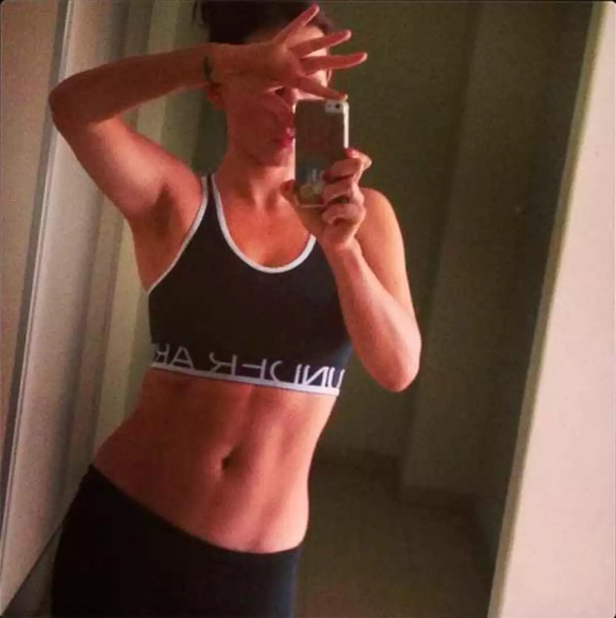 La conductora publicó en Instagram una imagen que muestra su admirable abdomen a menos de dos meses de haberse convertido en mamá por segunda ocasión.