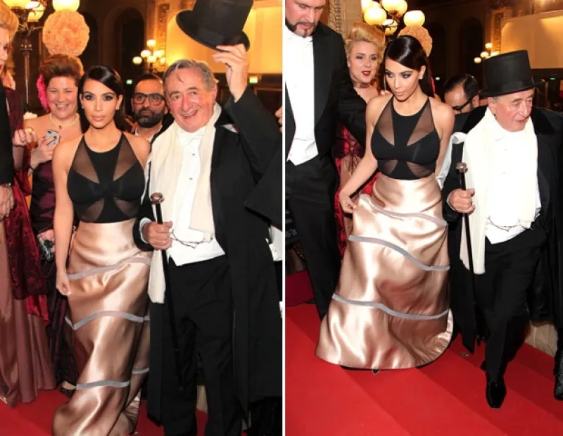 Ayer la estrella de reality show acudió acompañada por su madre Kris Jenner, a la Opera de Viena donde tendría una cita con el millonario Richard Lugner quien quedó muy decepcionado de la empresaria.