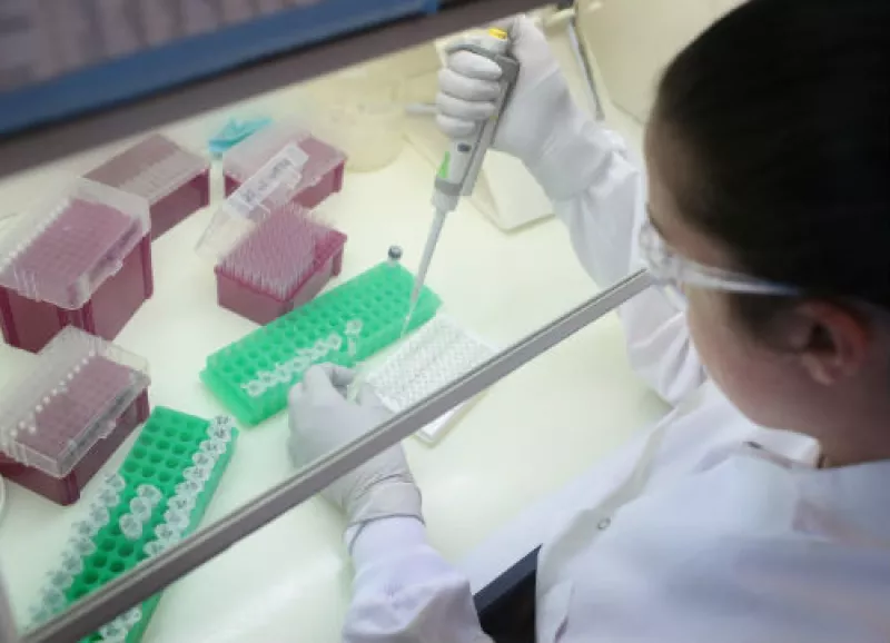 investigadora laboratorio