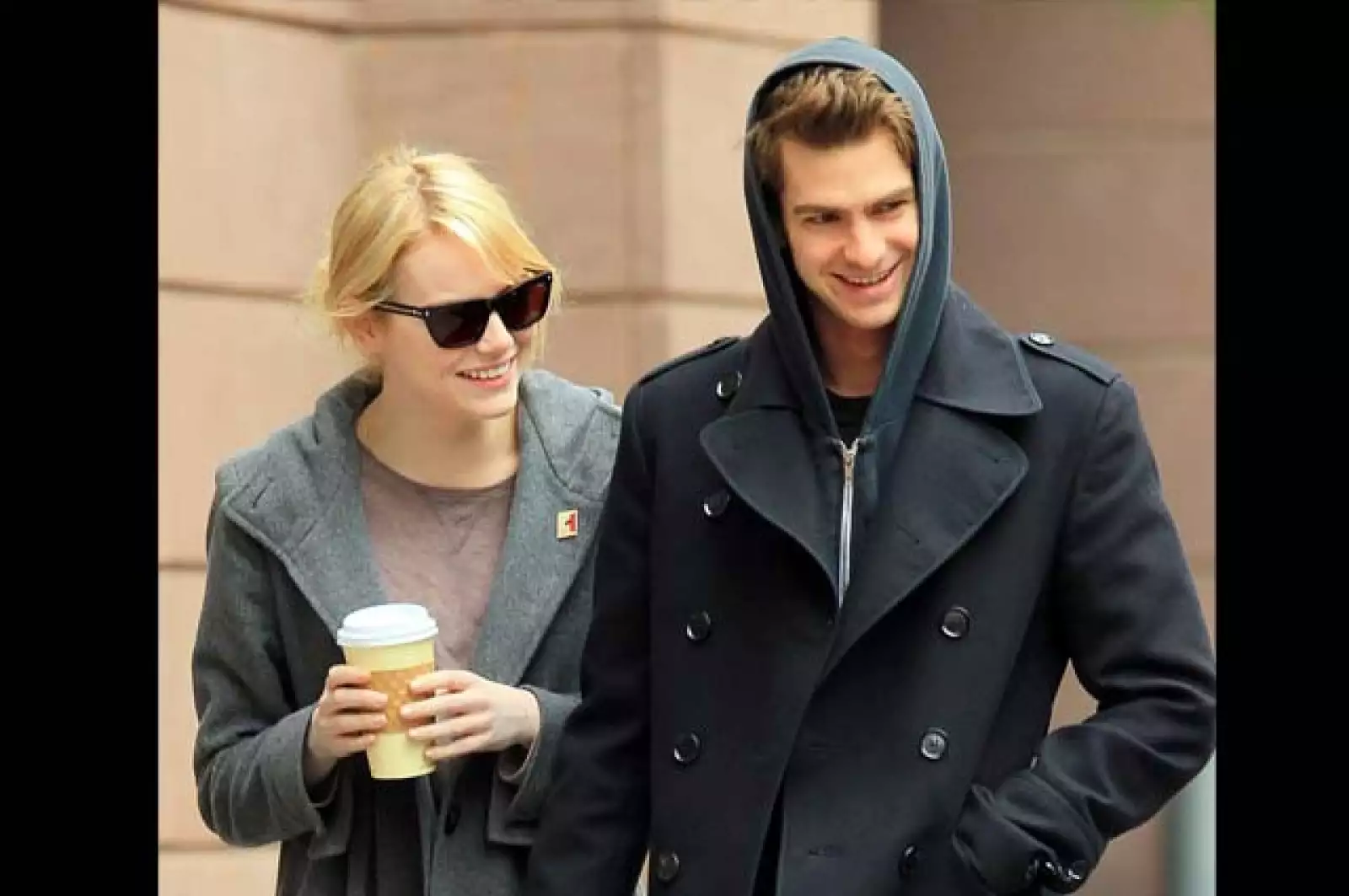 La pareja acostumbra tomar paseos por la ciudad en sus ratos de descanso.