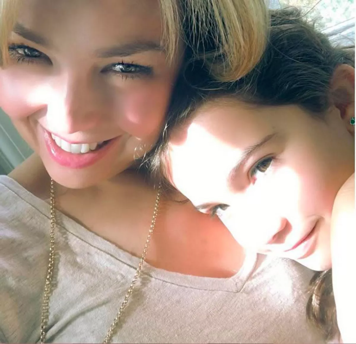 Sabrina Sakaë, la guapa hija de Thalía demostrandose su cariño en las redes sociales.