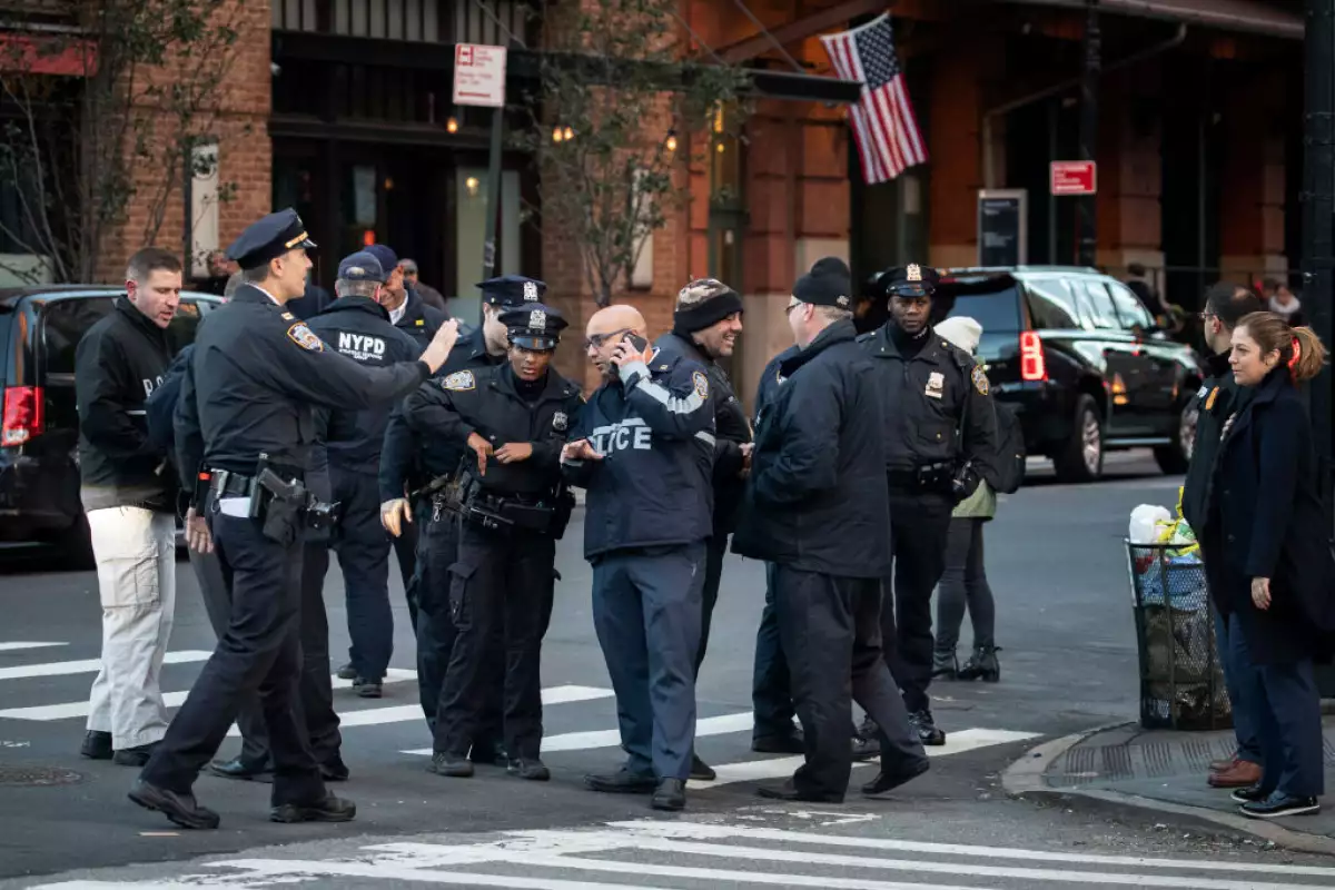 La policía de NY acudió por el paquete sospechoso. 