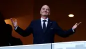El presidente de la FIFA Gianni Infantino mira al horizonte con las manos abiertas