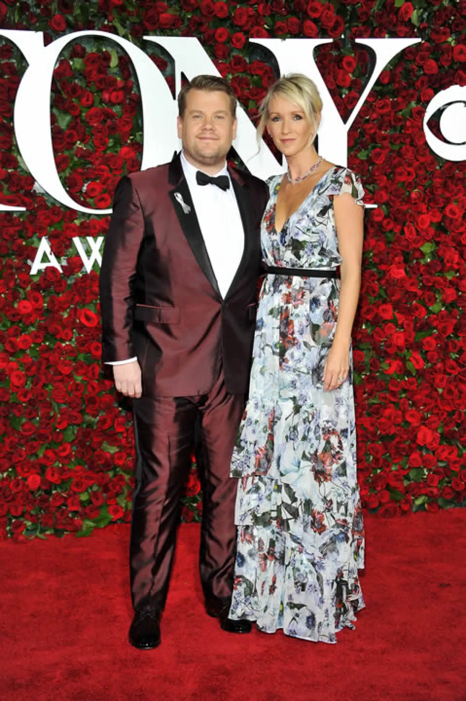 Julia Carey llegó con un vestido ligero y primaveral de flores y joyería de Lorraine Schwartz.