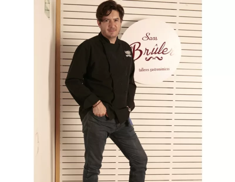 El mexicano comenzó un nuevo proyecto llamado `Sans Brûler´, en el que reúne a padres e hijos para enseñarles a cocinar tanto platillos gourmet como recetas tradicionales.