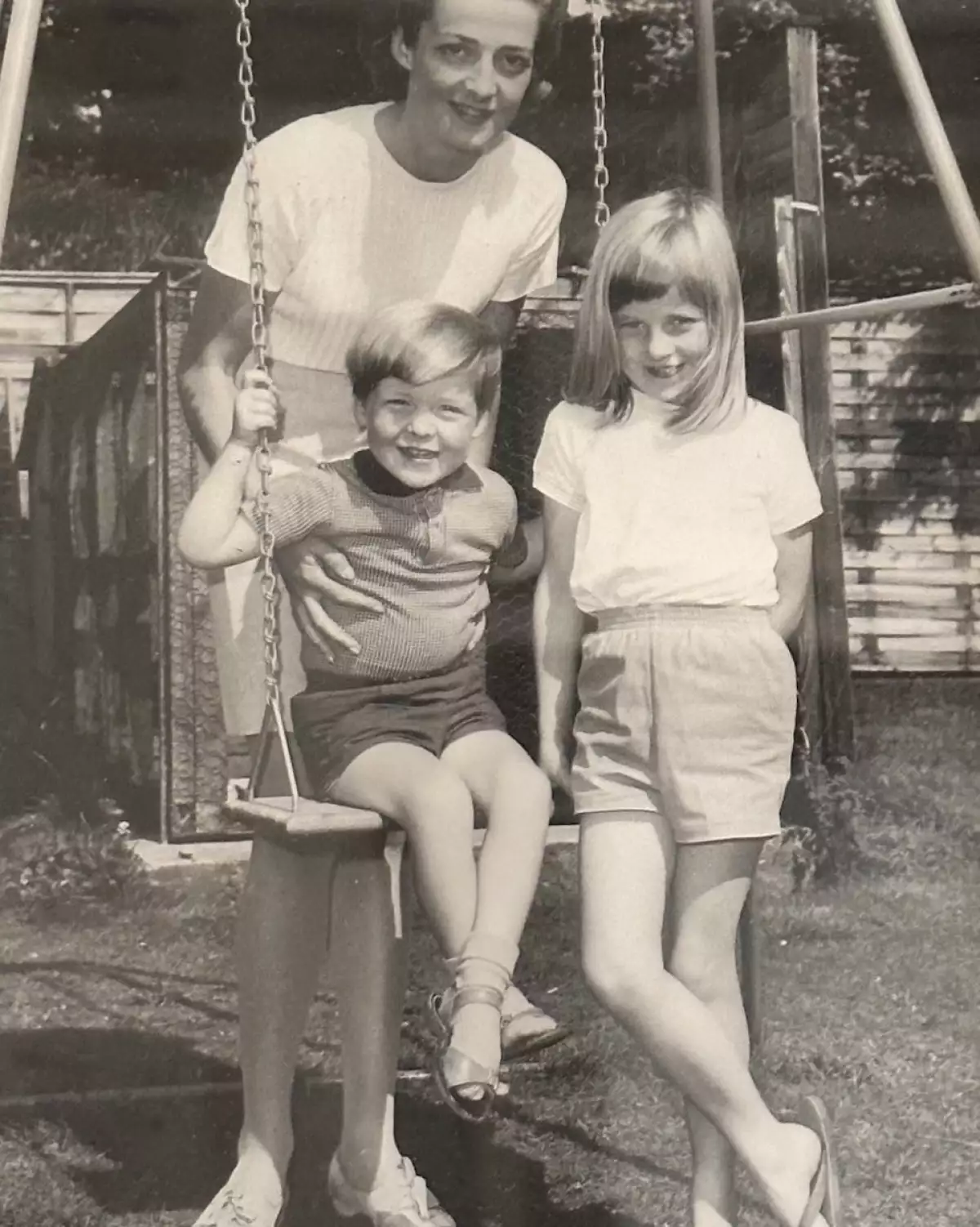 Princesa Diana de niña, con su hermano Charles y su mamá, Frances