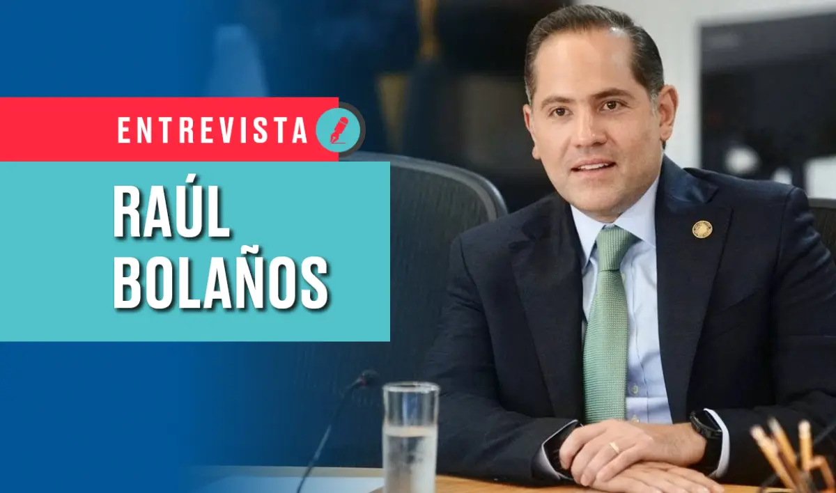 el diputado raul bolaños de frente y con los brazos cruzados durante una reunión parlamentaria