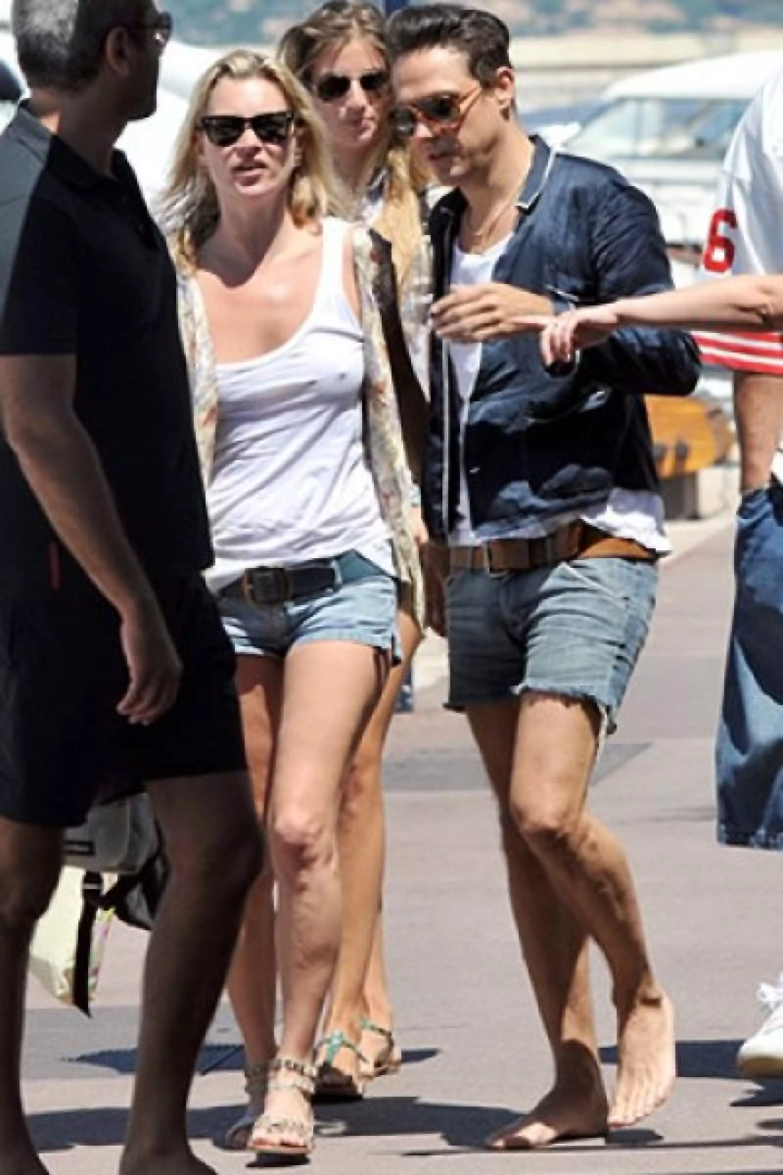 En la mañana, salieron de compras por Saint Tropez, y atrajeron la atención de los locales.