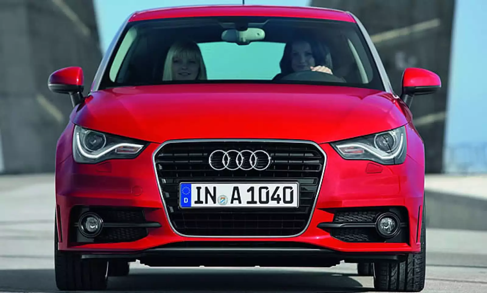 Su velocidad máxima es de 203 km/h, acelera de 0 a 100 km/h en 8.9 segundos y tiene un consumo de combustible combinado de 18.9 km/h.