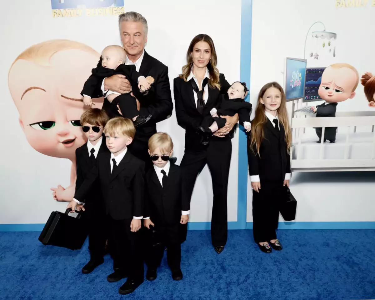 foto de Alec e Hilaria Baldwin acompañados por sus seis hijos de menos de 10 años en el estreno de la película The Boss Baby en junio de 2021.