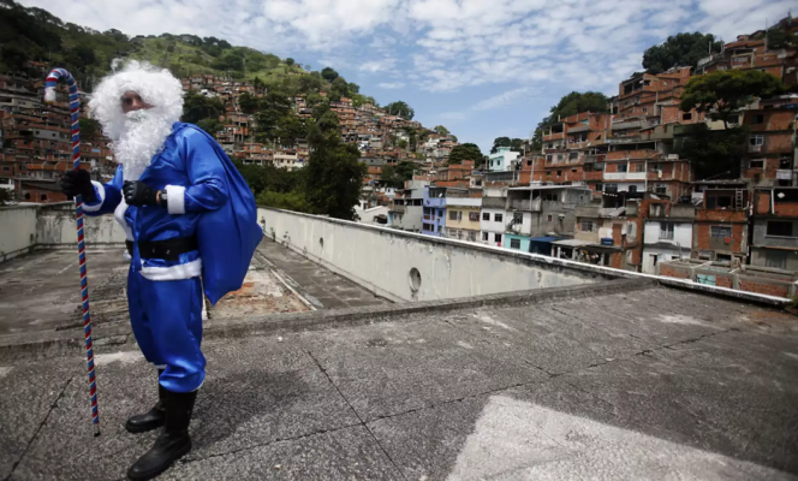 Un policía de Río de Janeiro, Brasil, se disfrazó de Santa Clos, pero con los colores típicos del uniforme.