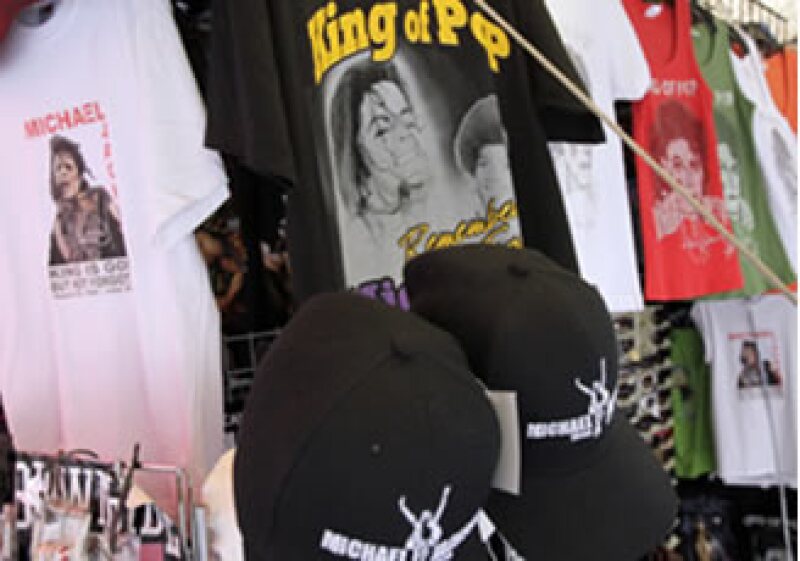 Vendedores ofrecen camisetas y gorras con la imagen de Michael Jackson, posiblemente sin autorización, en el centro de Los Ángeles. (Foto: AP)
