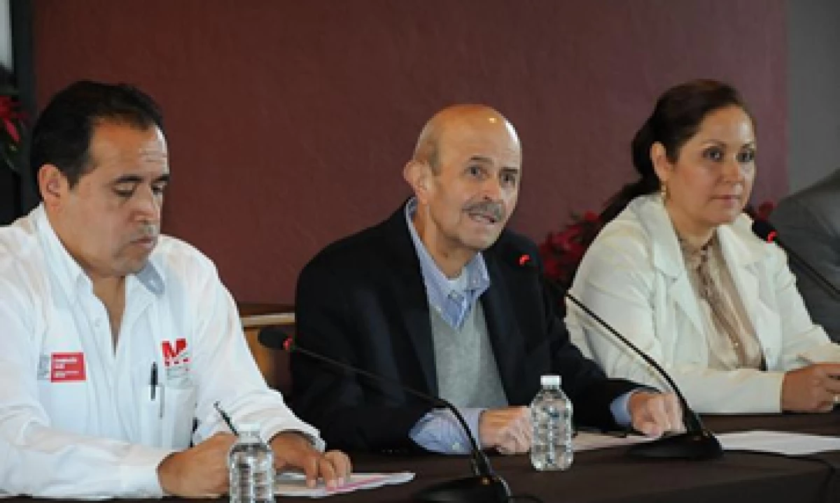 Para 2014, la entidad gobernada por Vallejo –centro- prevé un presupuesto de 57,993 mdp. (Foto: Cortesía Gobierno de Michoacán)