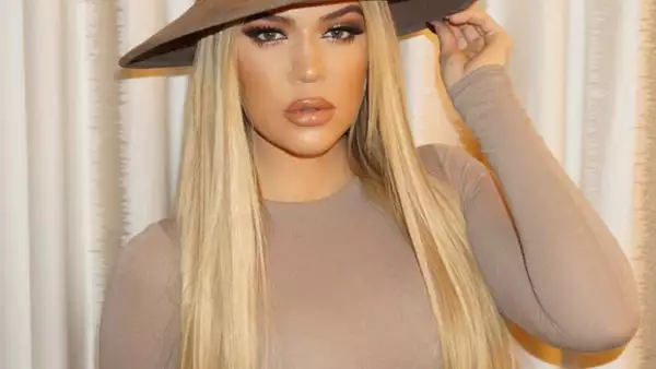 Khloé delinea sus labios para aumentar su volumen.