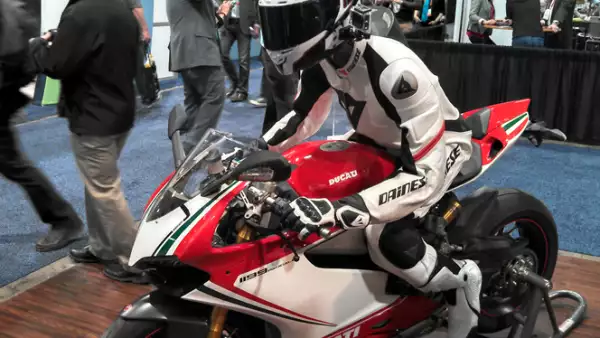 La compañía estadounidense presentó una cámara especial que se monta en el casco de los motociclistas y que graba video en alta definición.