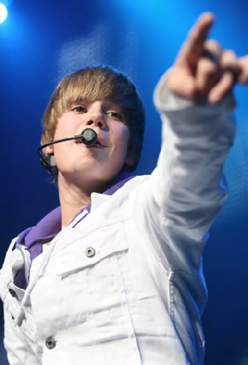 La editorial HarperCollins informó el lunes que el libro "Justin Bieber: Primer paso hacia la eternidad: Mi historia" revelará el "alucinante viaje al estrellato" del ídolo juvenil.