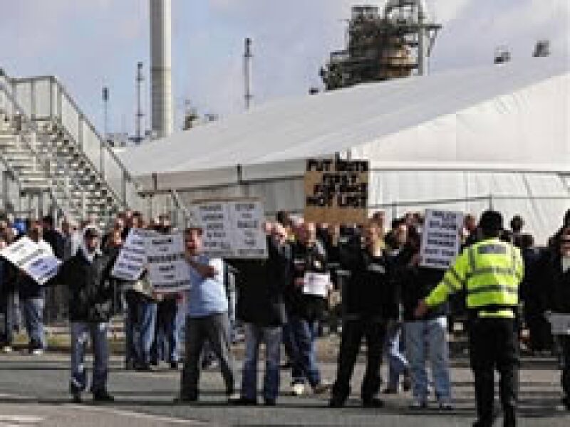Los trabajadores de la refinería Lindsey en el norte de Inglaterra se manifiestan ante los despidos. (Foto: Reuters)