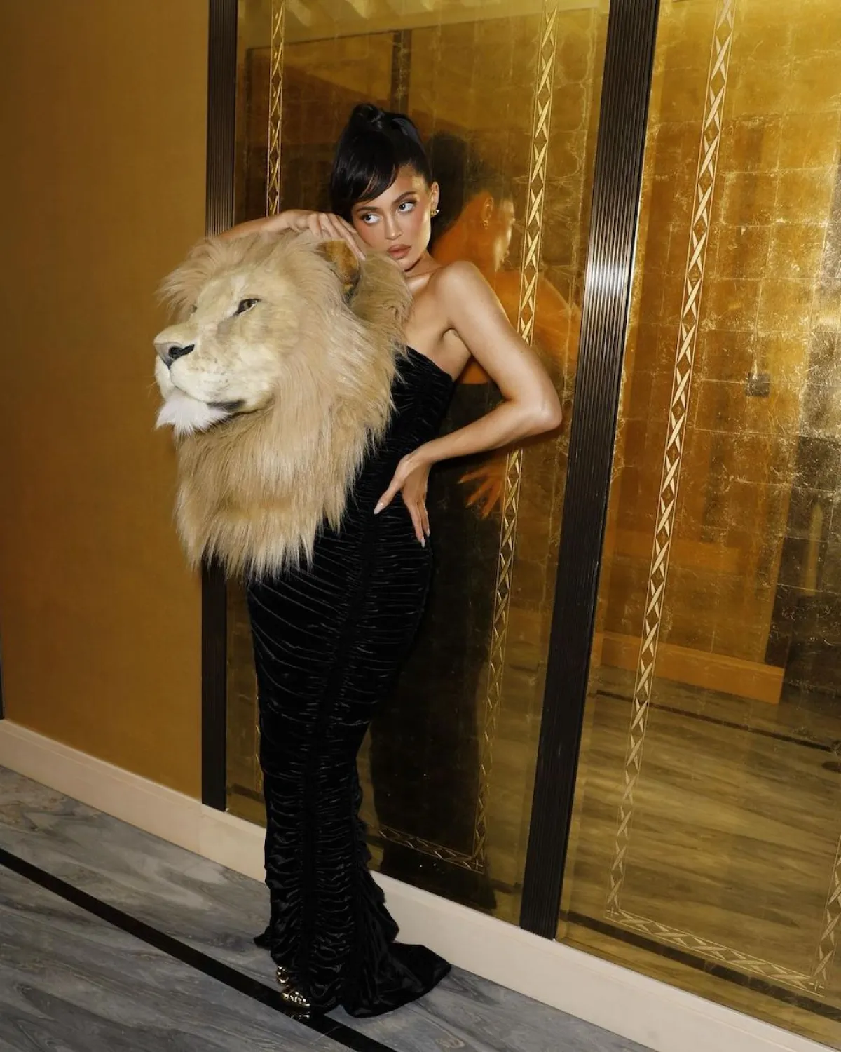 Kylie Jenner vestido cabeza de león Schiaparelli