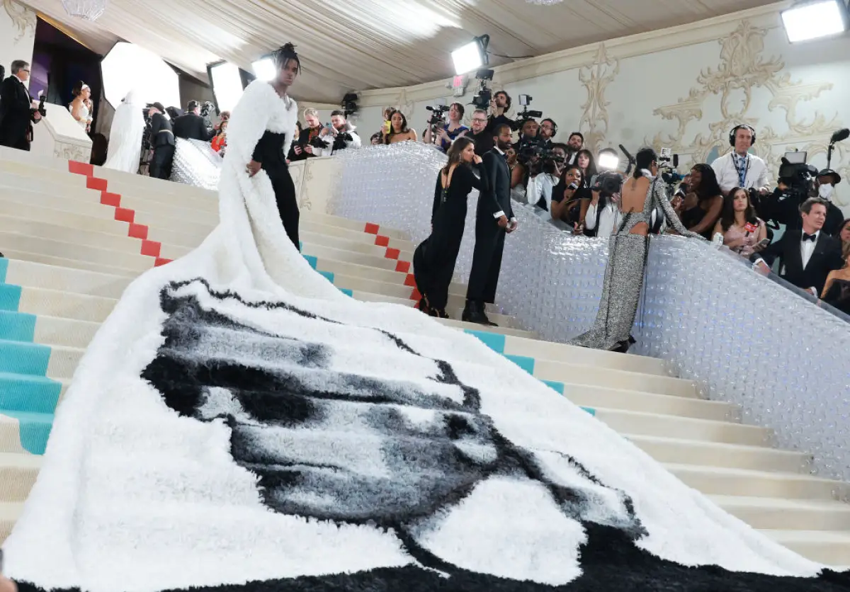 foto de archivo de Jeremy Pope con una capa que abarca las escaleras de la MET Gala 2023 con la cara de Karl Lagerfeld