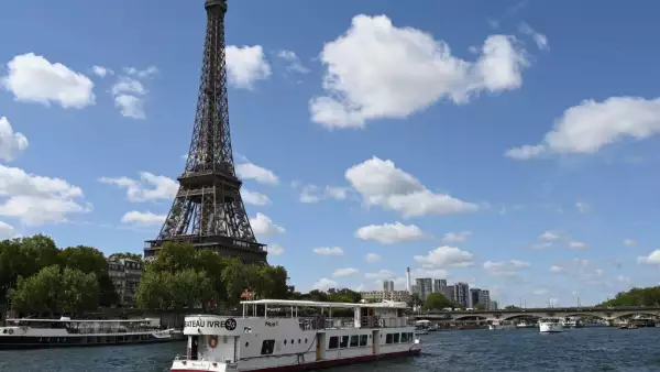Un barco de Peniche pasa por la Torre Eiffel en el río Sena el 17 de julio de 2023, durante un desfile para probar "maniobras", "distancias", "duración" y "captura de vídeo" de la futura ceremonia de apertura de los Juegos Olímpicos de París en 2024. Para este mini ensayo, la flota total está comporda por 57 barcos, 39 que representan a las delegaciones, un poco menos de la mitad que para el Día D en 2024, y otros 18 que brindan apoyo (asistencia, primeros auxilios), así como Olympic Broadcasting Services (OBS), el locutor de televisión olímpico.