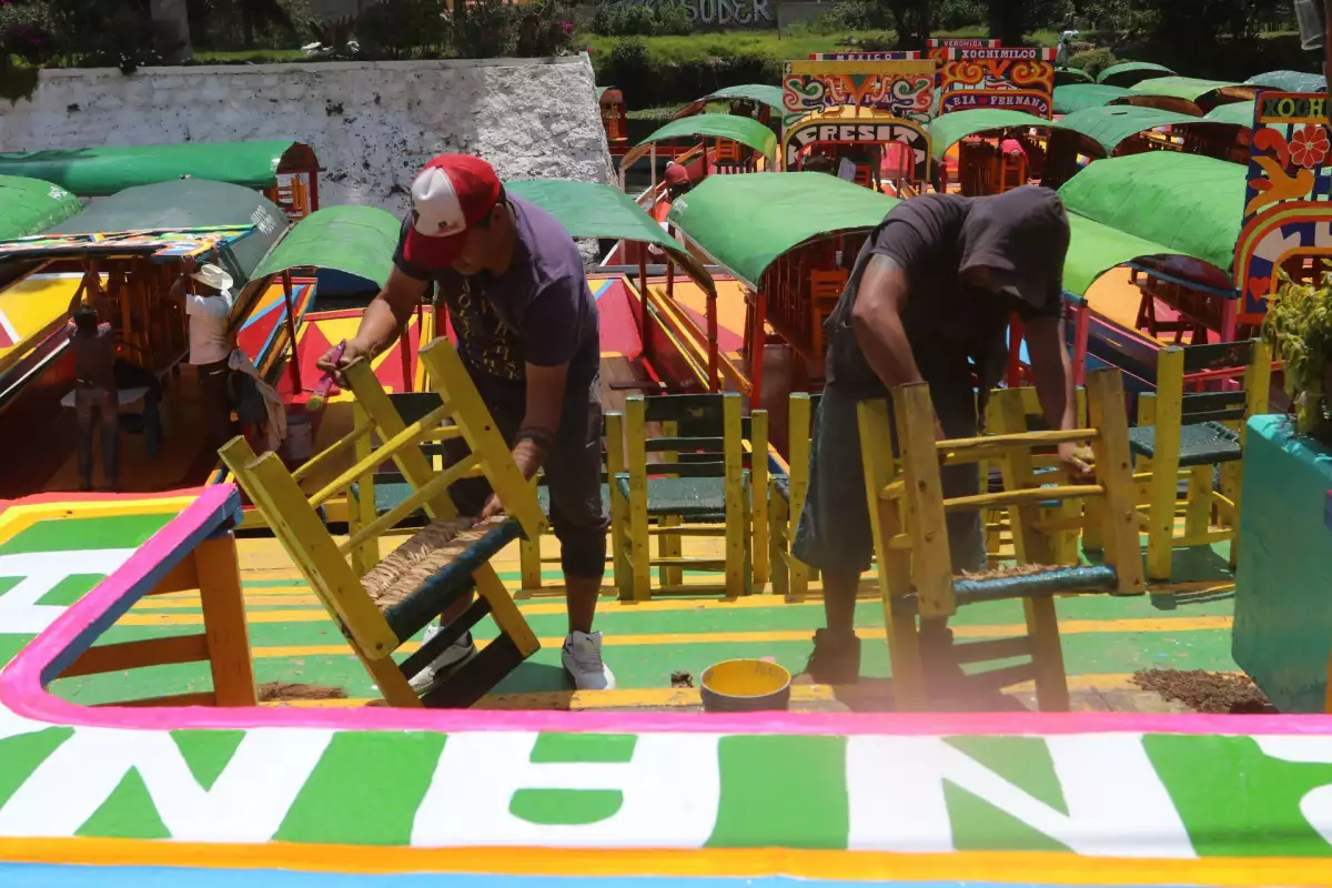Trabajadores de las trajineras de los Embarcaderos de Xochimilco comenzaron a arreglarlas para la reapertura del próximo 21 de agosto para el público en general