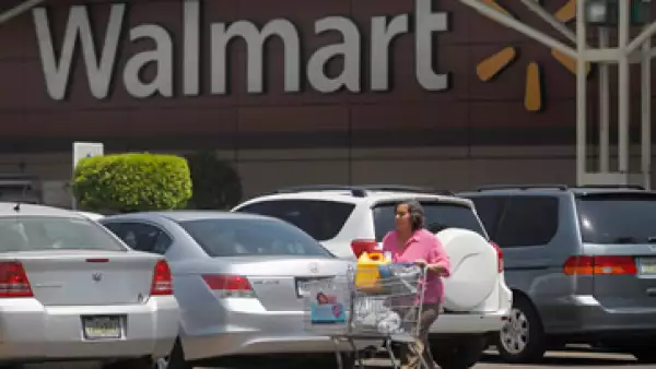 Walmart se había negado a reinstalar a los empacadores mayores hasta que hubiese riesgo sanitario mínimo. 