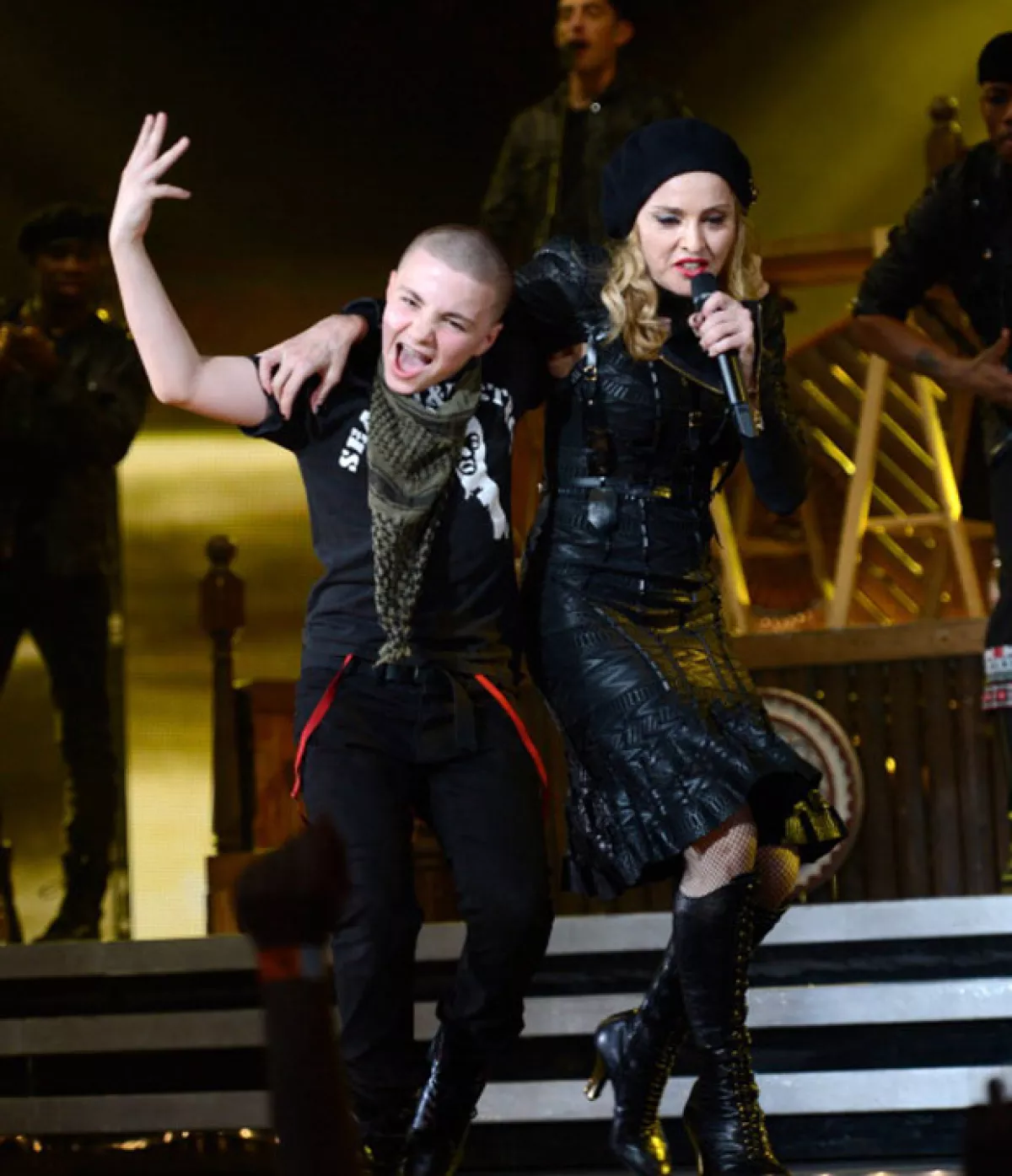 Se dice que todo se debe a que ella lo ha avergonzado en las redes sociales, por lo que optó por escaparse en una parada que hicieron durante el tour de la cantante, Rebel Heart.